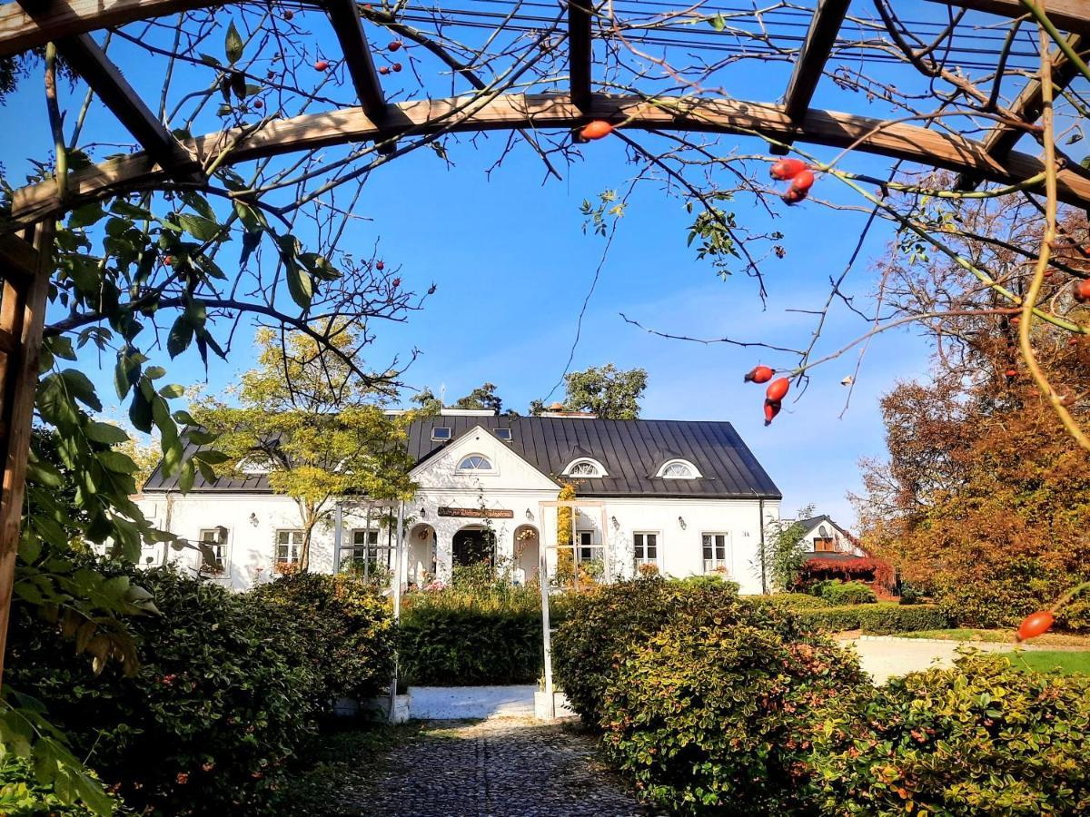 Dwor Na Wichrowym Wzgorzu Bed & Breakfast Przybyslawice Ngoại thất bức ảnh