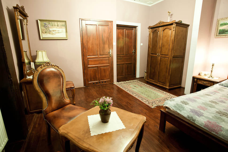 Dwor Na Wichrowym Wzgorzu Bed & Breakfast Przybyslawice Phòng bức ảnh