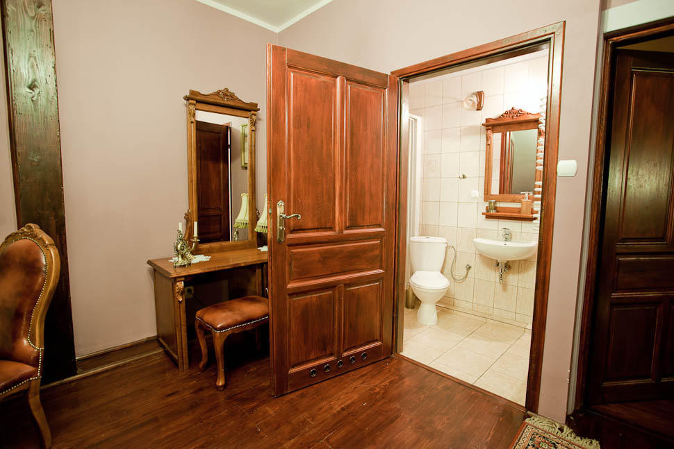 Dwor Na Wichrowym Wzgorzu Bed & Breakfast Przybyslawice Phòng bức ảnh
